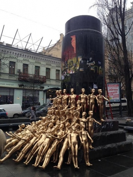 К снесенному памятнику Ленину в Киеве принесли сотню золотых детей