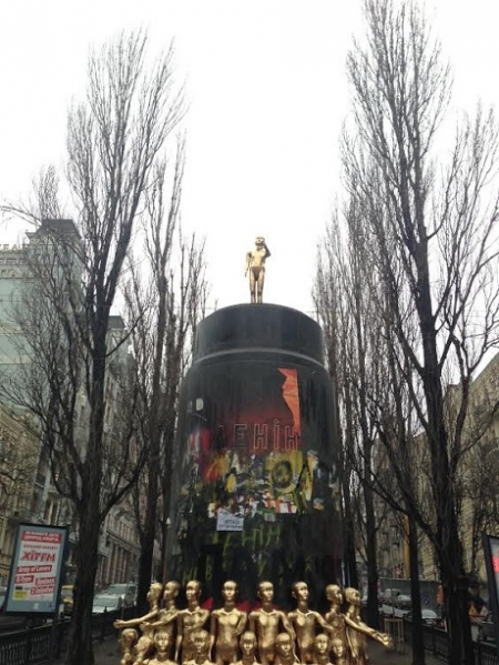 К снесенному памятнику Ленину в Киеве принесли сотню золотых детей