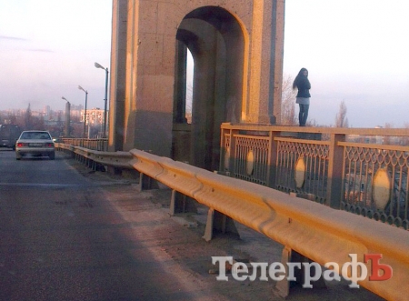 «Я просто решила посмотреть вниз…»: милиция нашла девочку, которая гуляла по парапету моста