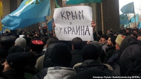 Под крымским парламентом собрался многотысячный митинг