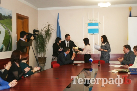 Кременчугским учительницам года подарили грамоты и обещали планшеты