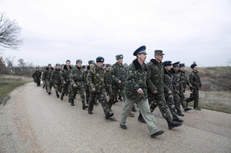 Минобороны просит поддержать морально и финансово заблокированных в Крыму военнослужащих