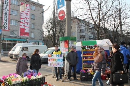 Кременчужане, продававшие подснежники, сбежали во время акции “Ми не купуємо первоцвіти”