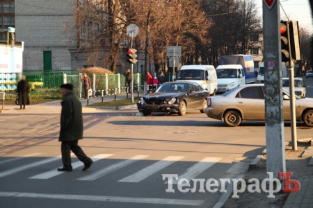 В Кременчуге столкнулись Renault  и Mercedes