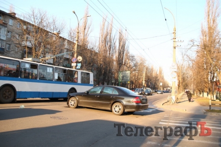 В Кременчуге столкнулись Renault  и Mercedes