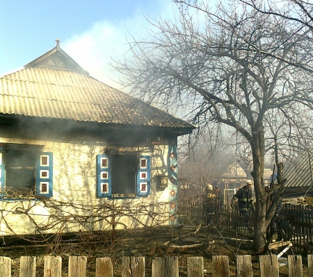 В Кременчуге из-за брошенной сигареты сгорел дом