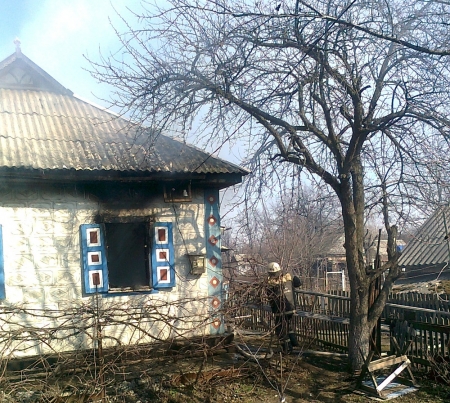 В Кременчуге из-за брошенной сигареты сгорел дом