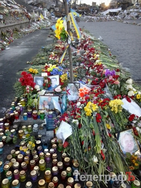 Утро на Майдане: цветы, ветер и дым