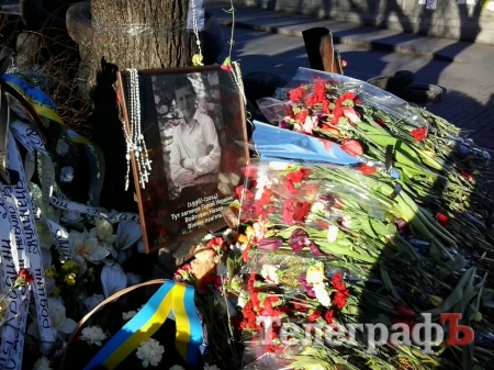 Утро на Майдане: цветы, ветер и дым