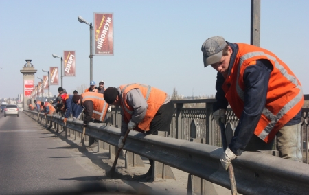 Сегодня на мосту через Днепр производится очистка прибордюрной зоны дороги