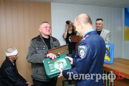 Милиция наградила пенсионера, который спас кременчугского таксиста от смерти