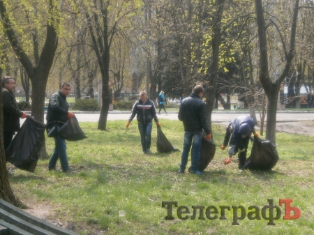 В Кременчуге убирают парк на Молодежном