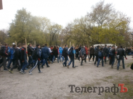 Кременчугская молодежь убирала Приднепровский парк
