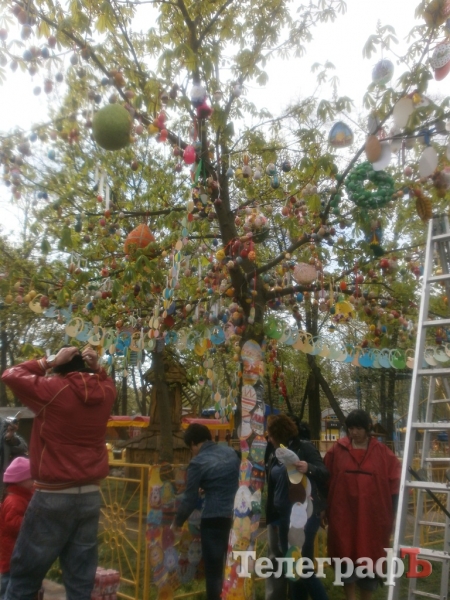 Сегодня кременчужане наряжали Пасхальное дерево