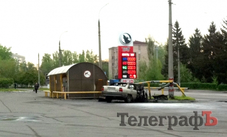 В Кременчуге автомобиль въехал в заграждение АЗС и загорелся В Кременчуге автомобиль въехал в заграждение АЗС и загорелся