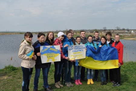 Жители Павлыша сделали "живую цепь" в поддержку единой Украины