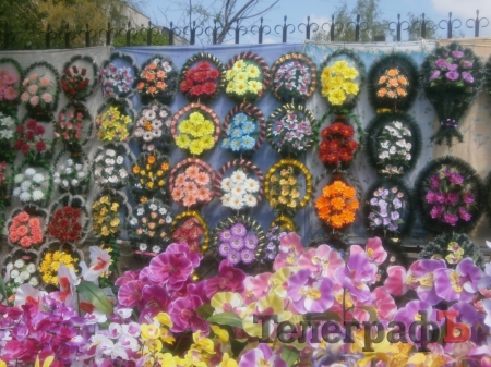 В Кременчуге поминальные цветы по всему городу продают последний год