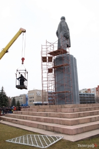 Ступеньки, что вели к памятнику Ленина, предлагают перенести в парк Мира