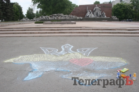 В Кременчуге на асфальте  возле "Вечно живым" появилась карта Украины
