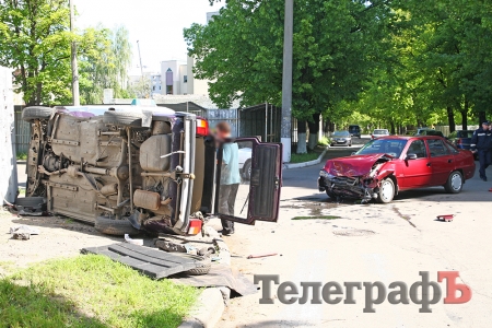 На перекрестке улиц Бутырина и Советской ВАЗ перевернулся от удара Daewoo