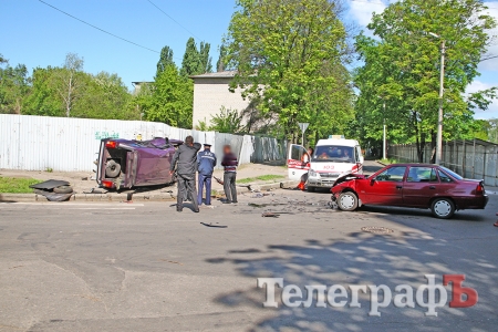 На перекрестке улиц Бутырина и Советской ВАЗ перевернулся от удара Daewoo