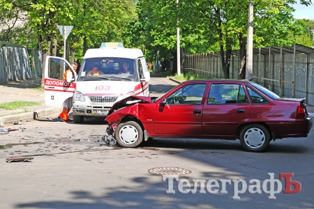 На перекрестке улиц Бутырина и Советской ВАЗ перевернулся от удара Daewoo