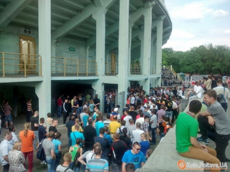 В Полтаве футбольные болельщики штурмуют кассы стадиона перед Финалом Кубка Украины