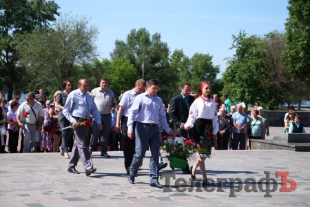 В Кременчуге к памятнику Шевченко возложили цветы