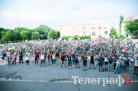 В Кременчуге более 400 велобайкеров проехалось колонной по улицам города