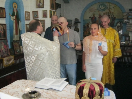 В Кременчугской исправительной колонии № 69 обвенчались осужденный и его жена