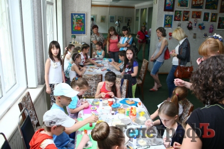 Дети в Кременчуге показали, как лепить кота