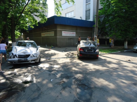 На Троицу в Кременчуге «жёстко поцеловались» две иномарки