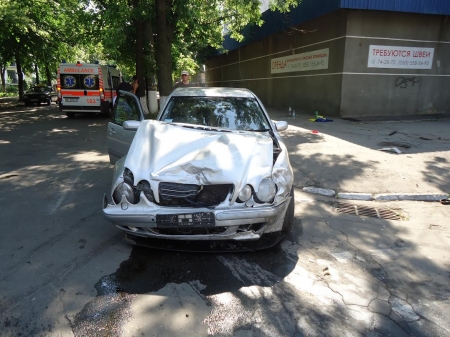 На Троицу в Кременчуге «жёстко поцеловались» две иномарки На Троицу в Кременчуге «жёстко поцеловались» две иномарки