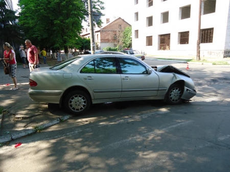 На Троицу в Кременчуге «жёстко поцеловались» две иномарки