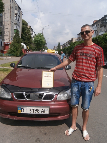 В  службе такси «Эталон» вручили водителям почетные грамоты и денежные призы.