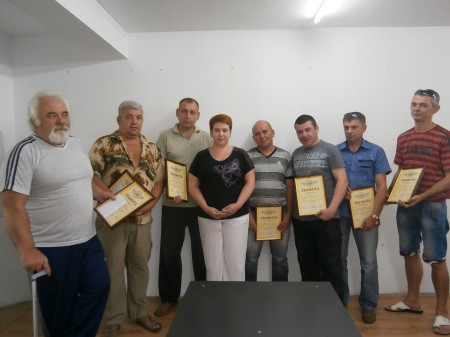 В  службе такси «Эталон» вручили водителям почетные грамоты и денежные призы.