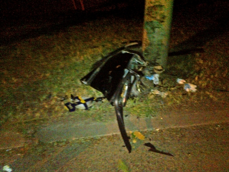 В Кременчуге  Mercedes врезался в столб - есть пострадавший