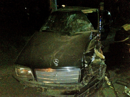 В Кременчуге Mercedes врезался в столб - есть пострадавший В Кременчуге Mercedes врезался в столб - есть пострадавший