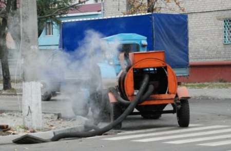 Кременчугские коммунальники чистят ливнёвки