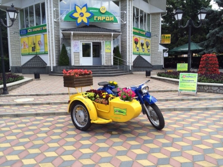 Фотофакт: Возле ДК «КрАЗ» появился памятник мотоциклу в цветах