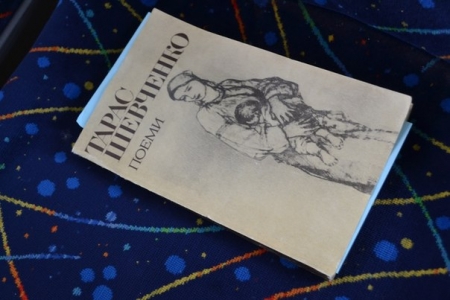 По Кременчугу ездит патриотический "Читающий троллейбус"