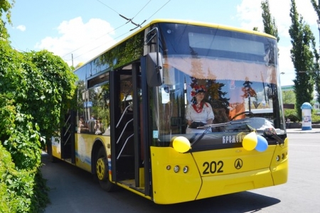 По Кременчугу ездит патриотический "Читающий троллейбус" По Кременчугу ездит патриотический "Читающий троллейбус"