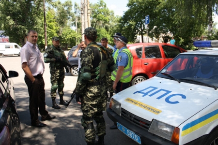 В Кременчуге на блок-посту возле моста дежурят автоматчики