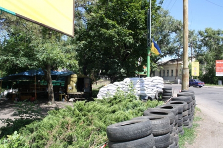 В Кременчуге на блок-посту возле моста дежурят автоматчики