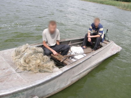 В Сулинском заливе поймали двух браконьеров на лодке