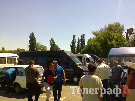 В Кременчуге опять началась война маршрутчиков: пассажиров пересаживают, автобусы блокируют