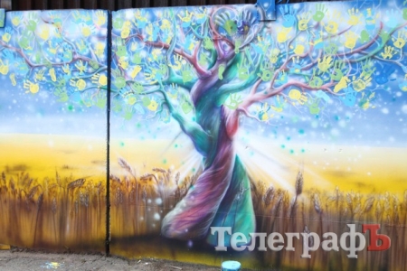 В Кременчуге появилось Дерево чистых душ и девочка, которая рисует радугу