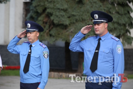 Перед Кременчугским исполкомом прошел «парад правоохранителей»