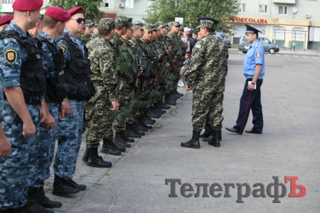 Перед Кременчугским исполкомом прошел «парад правоохранителей»