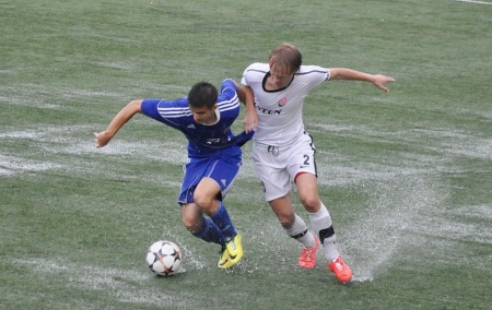 "Кремень" под проливным дождем уступил молодежи "Зари"